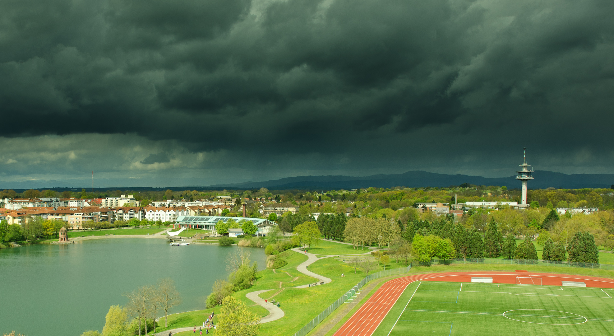 Dunkle Wolken am Seepark..