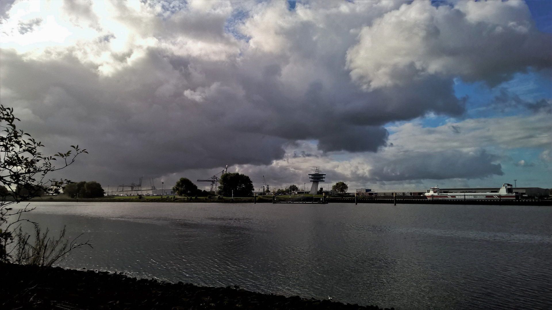 Dunkle Wolken an der Weser