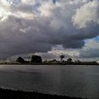 Dunkle Wolken an der Weser