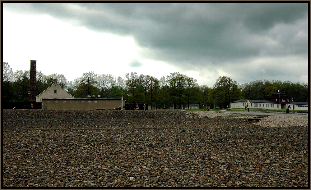 Dunkle Wolken auf dem Ort des Grauens in Buchenwald / Weimar