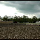 Dunkle Wolken auf dem Ort des Grauens in Buchenwald / Weimar
