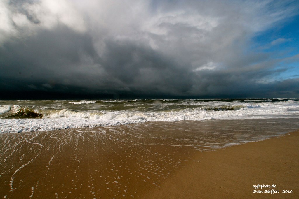 Dunkle Wolken - Blauer Himmel