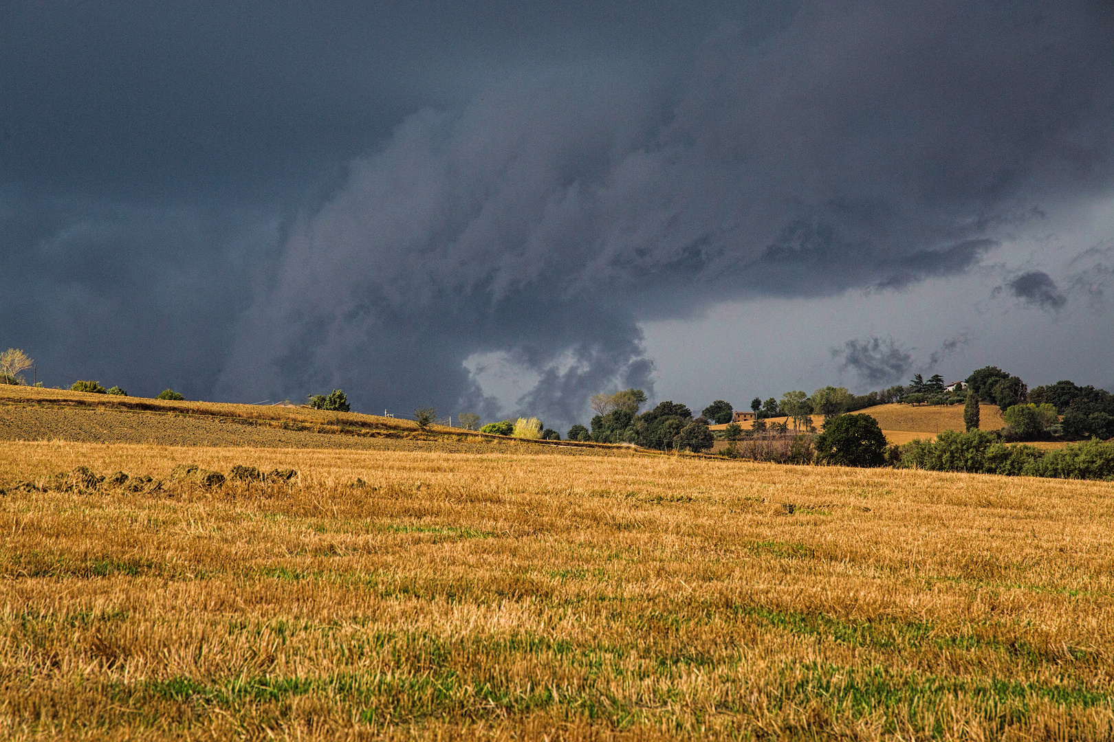 dunkle Wolken, die  endlich !!! Regen gebracht haben