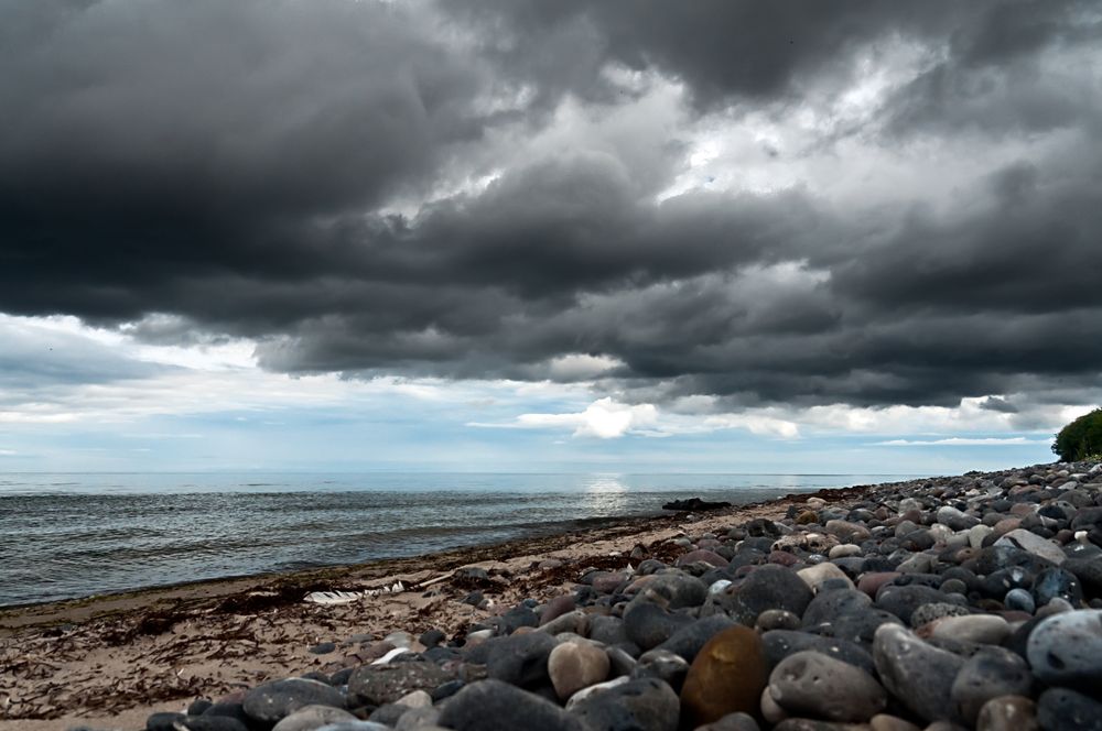 Dunkle Wolken, dunkle Steine