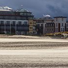 DUNKLE WOLKEN FLITZTEN DROHEND ÜBER DAS LAND,