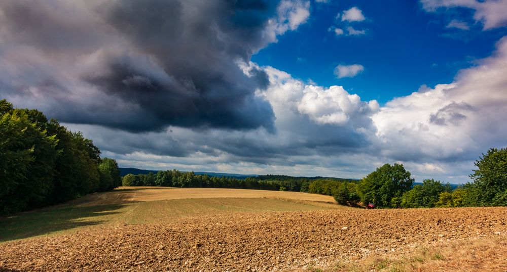 Dunkle Wolken im Sommer