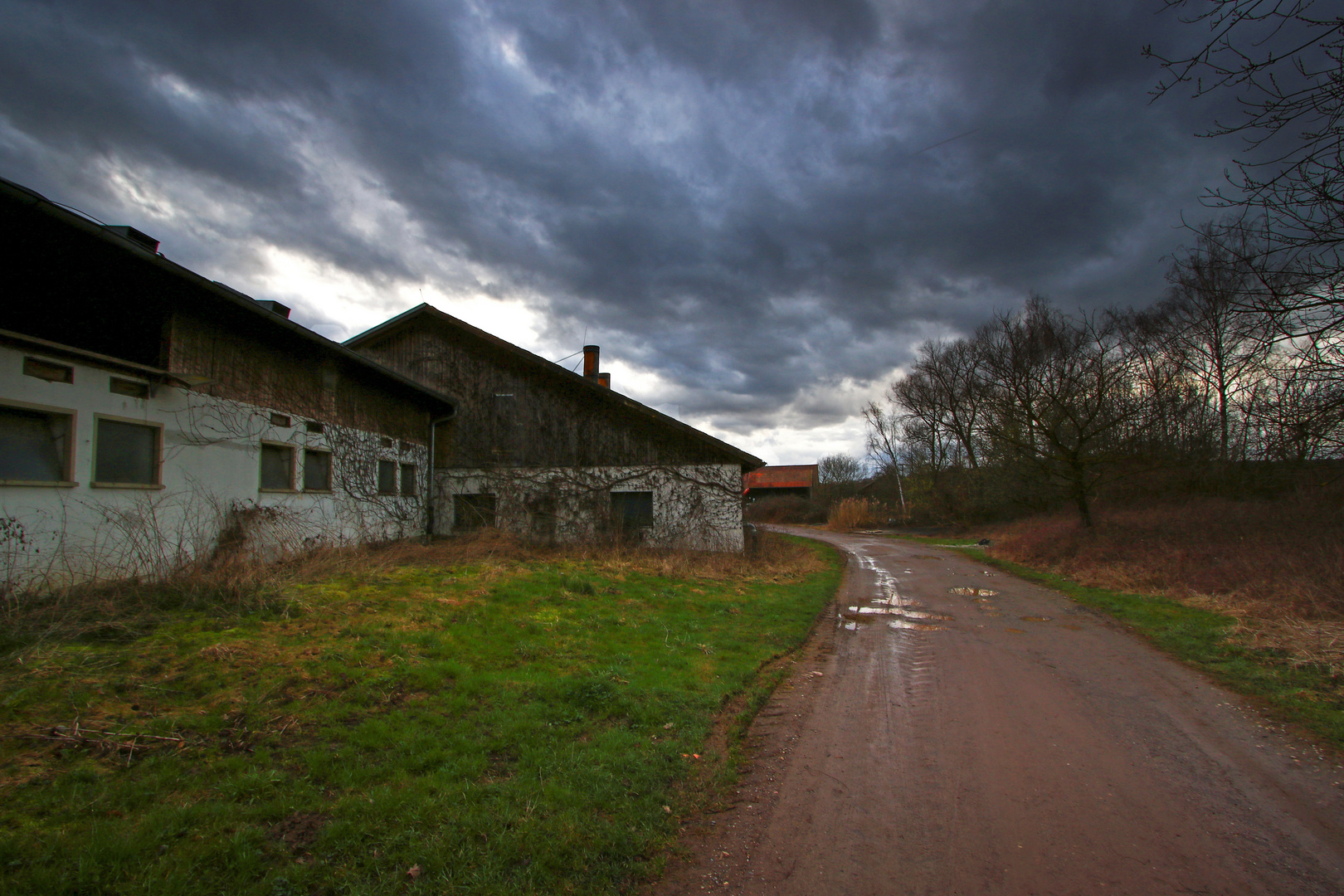 Dunkle Wolken liegen über dem Gehöft