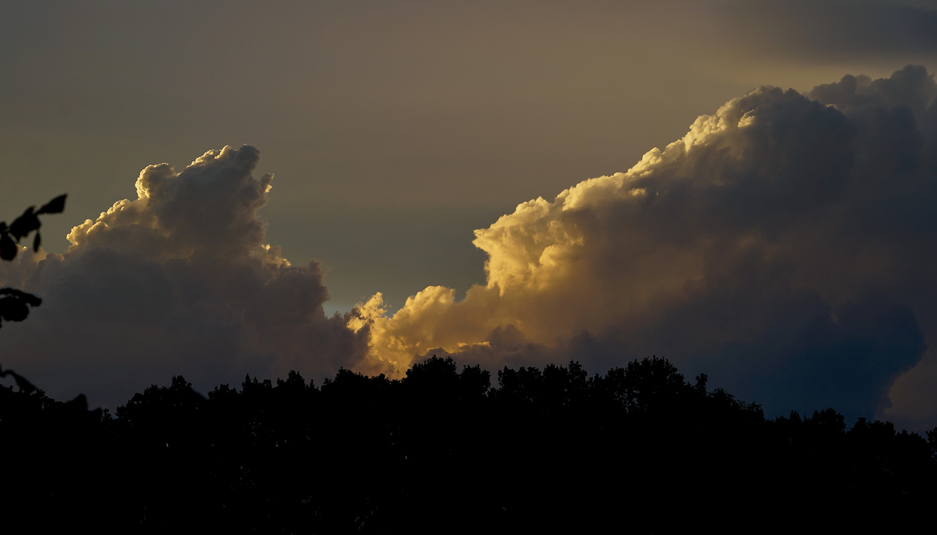 dunkle Wolken mit einem Hauch Licht ...