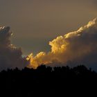 dunkle Wolken mit einem Hauch Licht ...