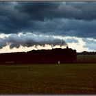 Dunkle Wolken starker Wind Gewitterstimmung die Eisenbahn fährt immer  I