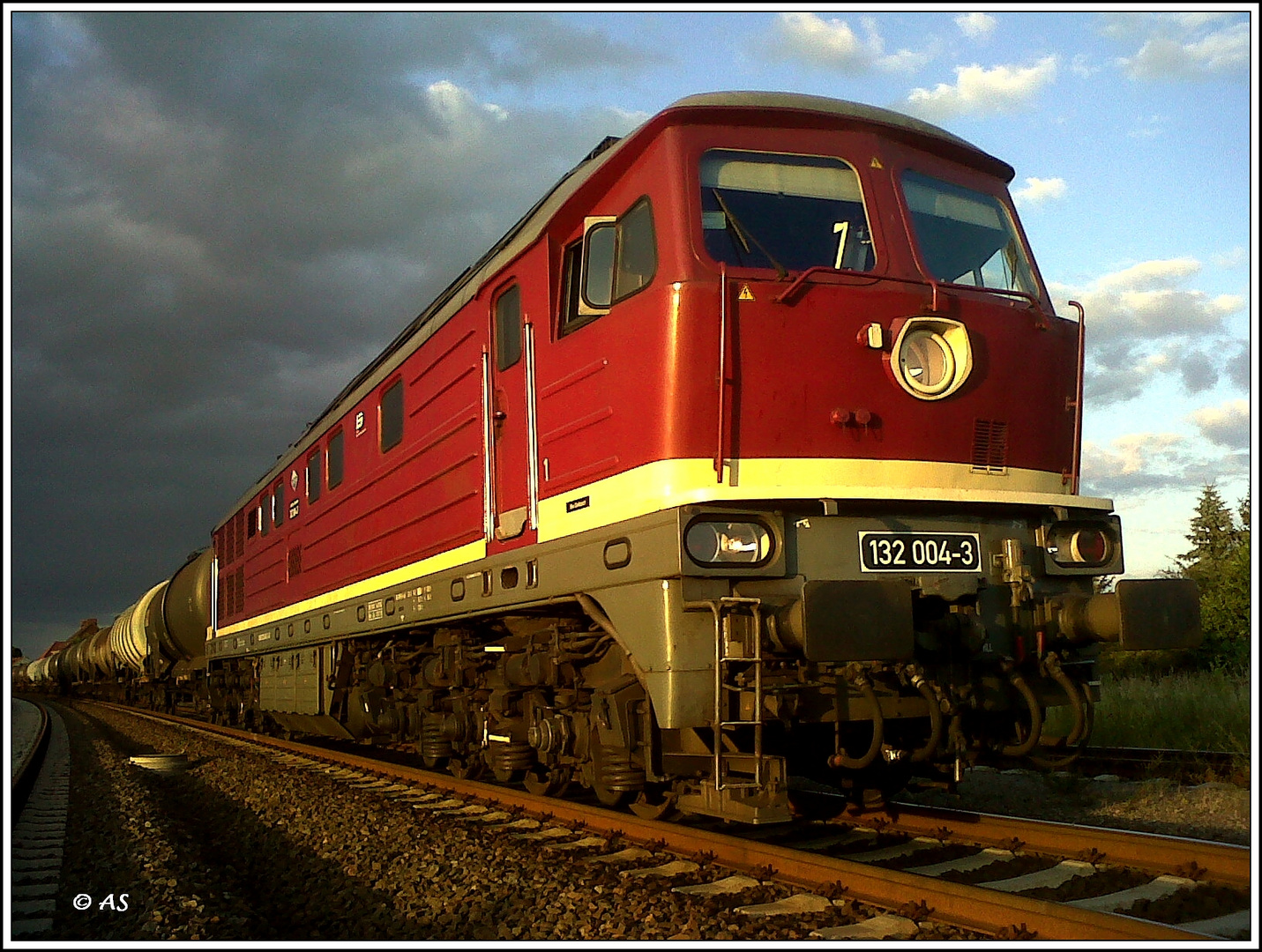 Dunkle Wolken starker Wind Gewitterstimmung die Eisenbahn fährt immer  II