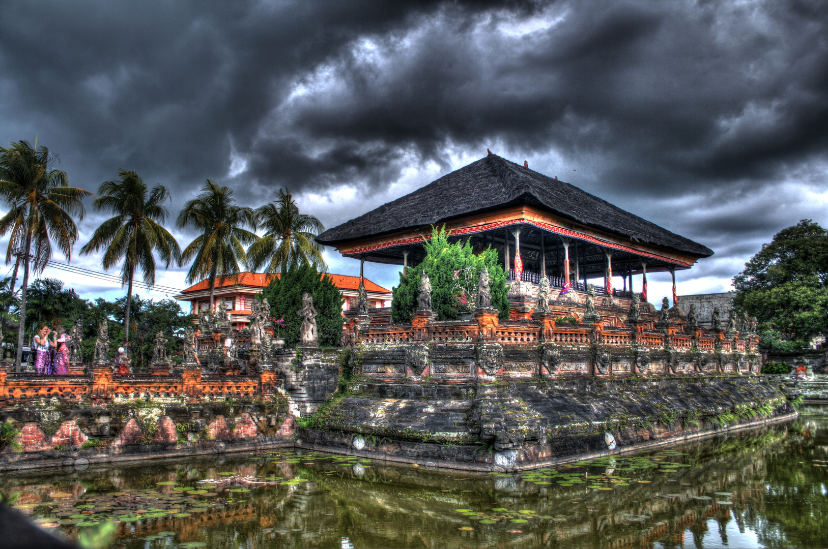 Dunkle Wolken über Bali