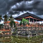 Dunkle Wolken über Bali