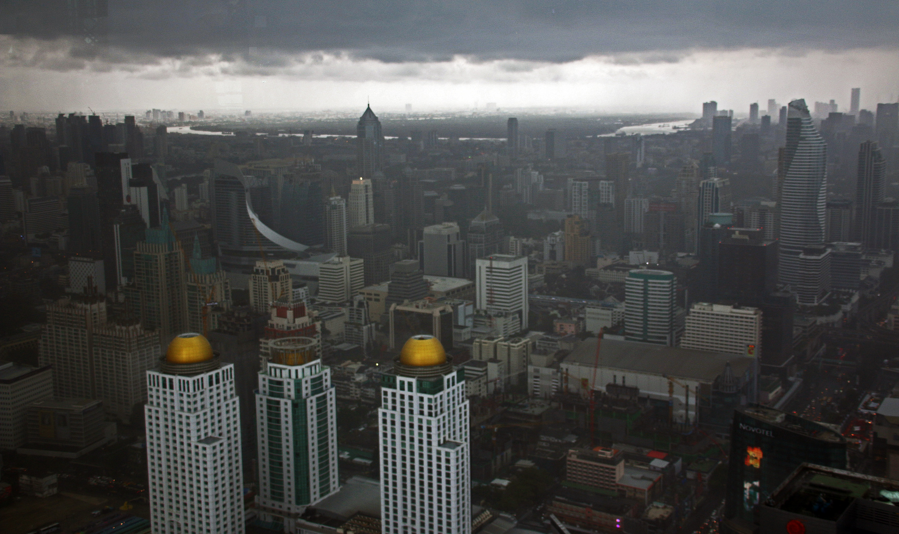 Dunkle Wolken über Bangkok
