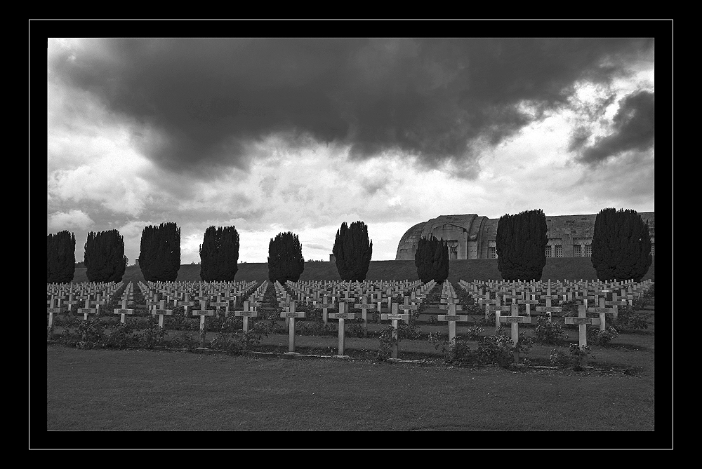 dunkle Wolken über Beinhaus von Douaumont