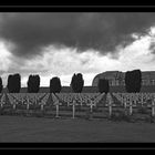 dunkle Wolken über Beinhaus von Douaumont