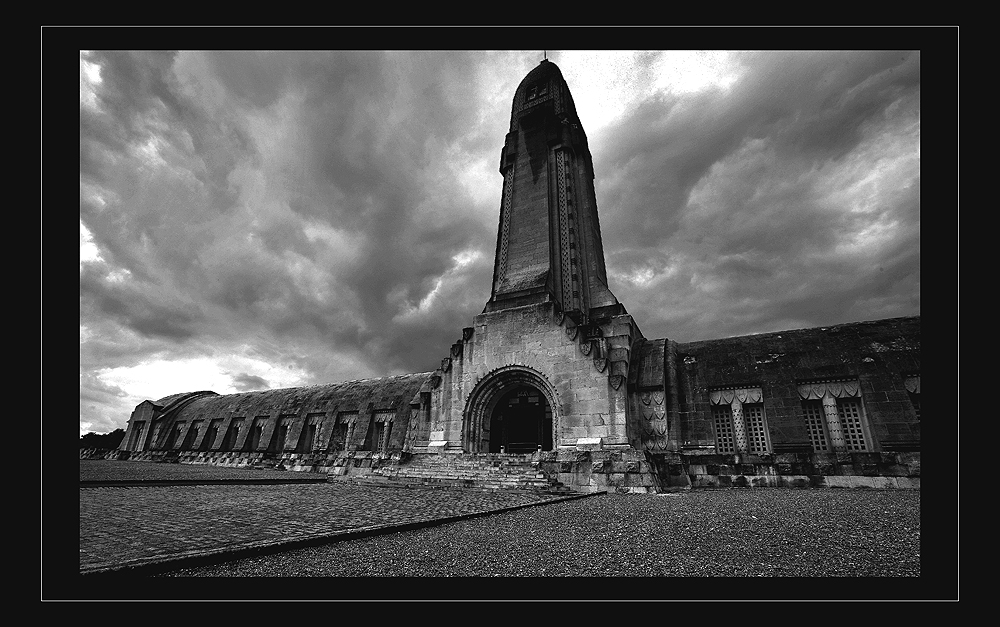 dunkle Wolken über Beinhaus von Douaumont II