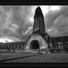 dunkle Wolken über Beinhaus von Douaumont II