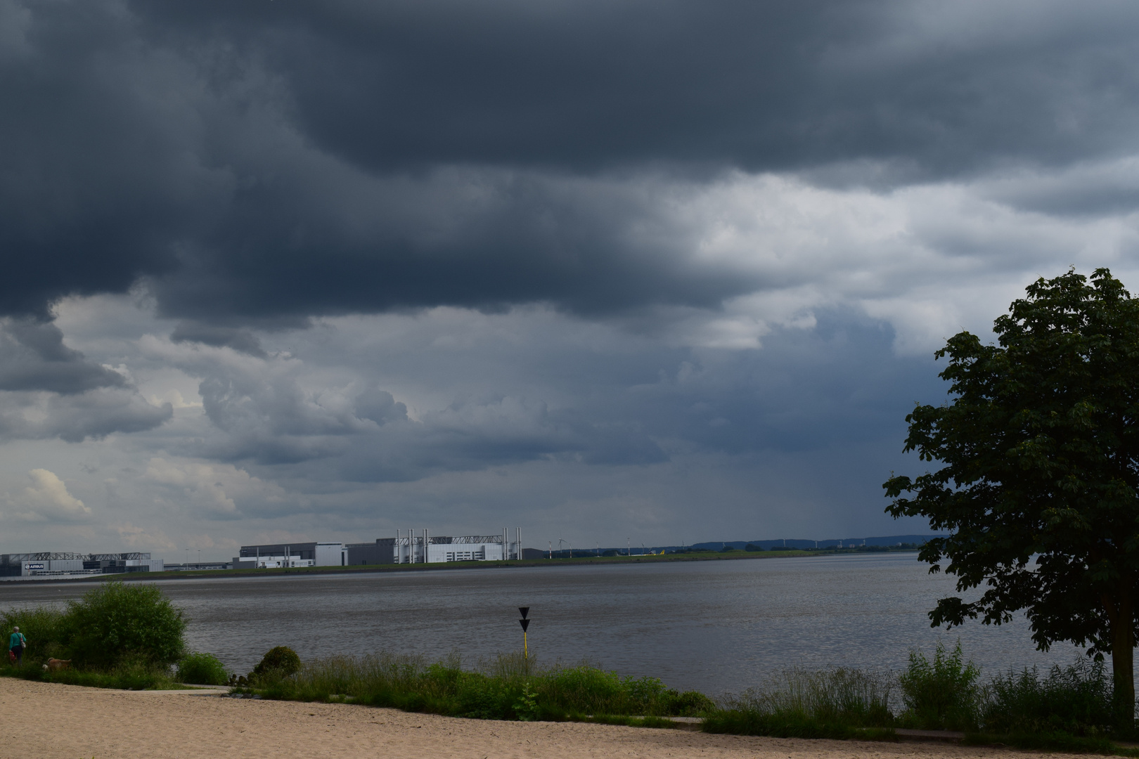 Dunkle Wolken über Blankenese