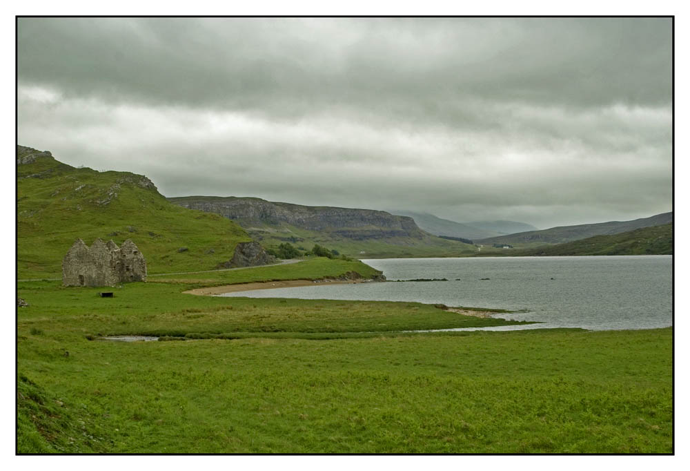 Dunkle Wolken über dem alten Stammsitz der MacLeods am Loch Assynt