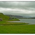 Dunkle Wolken über dem alten Stammsitz der MacLeods am Loch Assynt