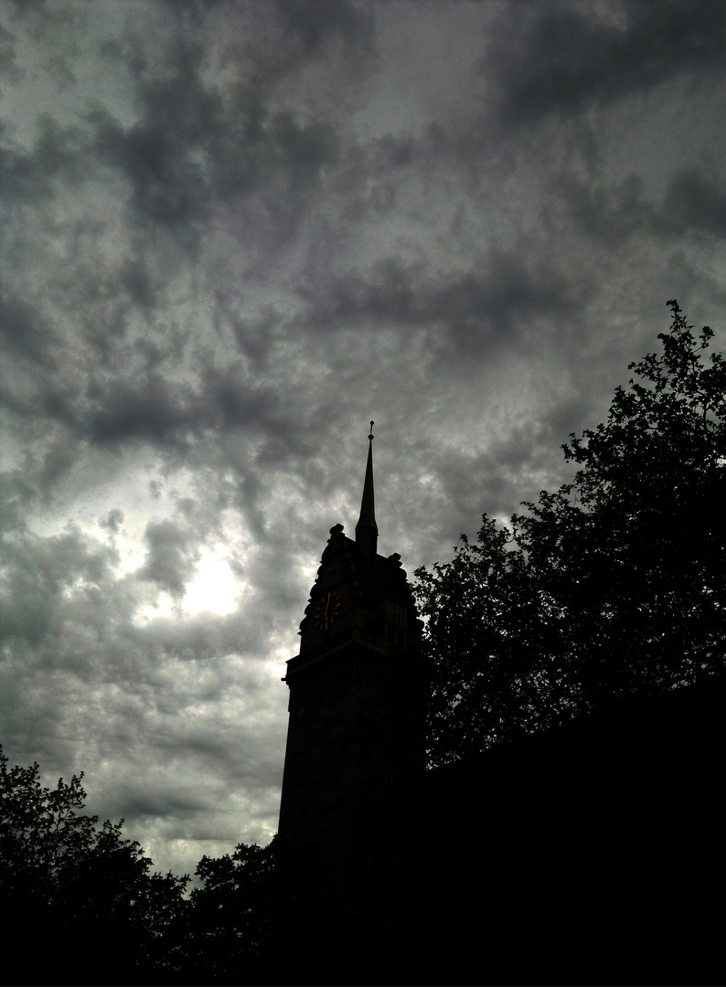 Dunkle Wolken über dem Duisburger Rathaus