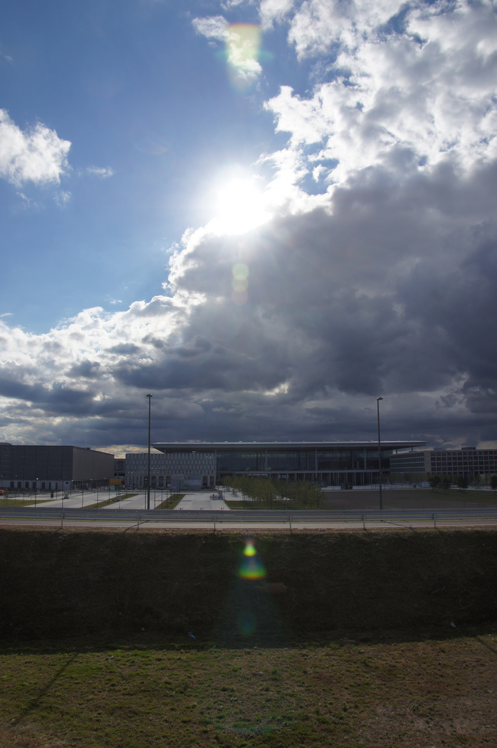 Dunkle Wolken über dem Flughafen BerlinBrandenburg!