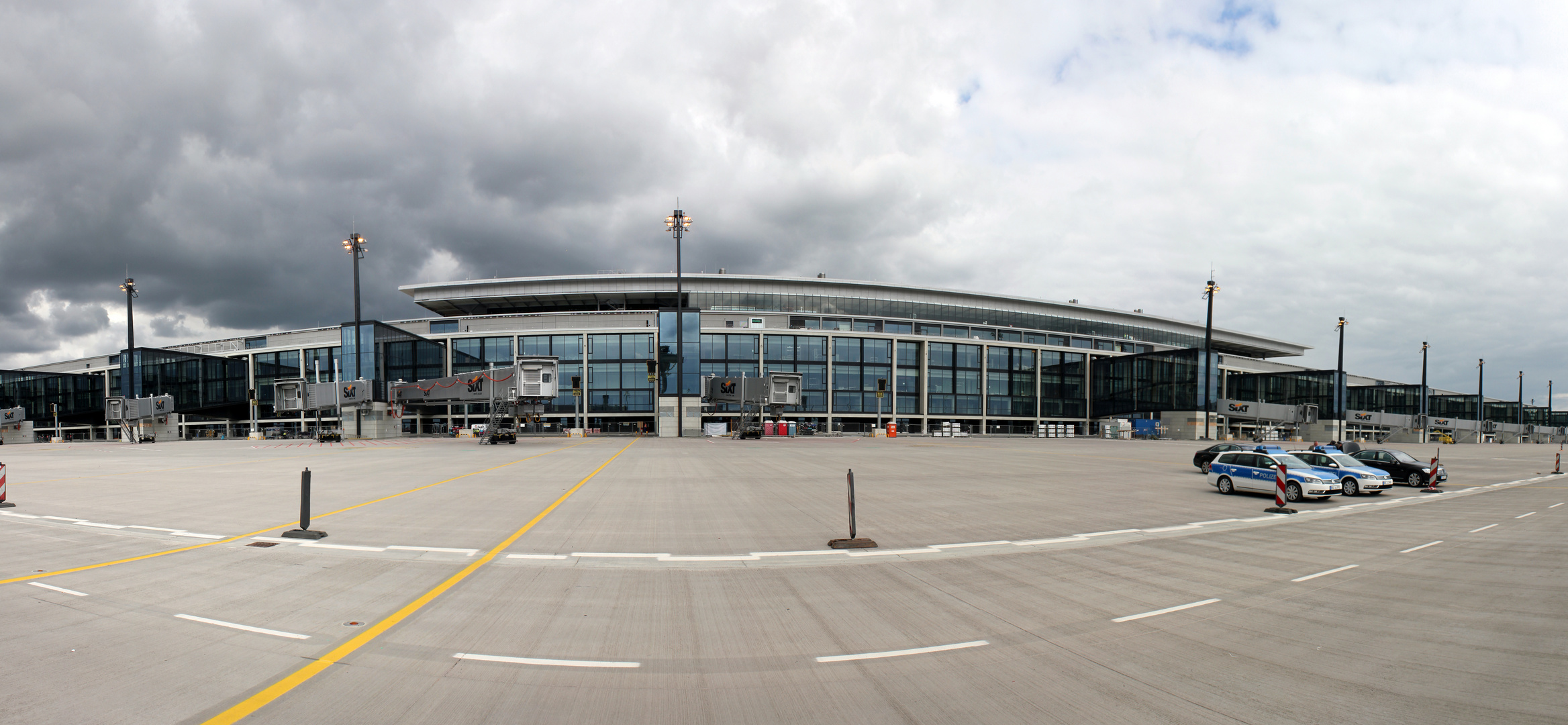 Dunkle Wolken über dem Flughafen