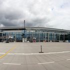 Dunkle Wolken über dem Flughafen