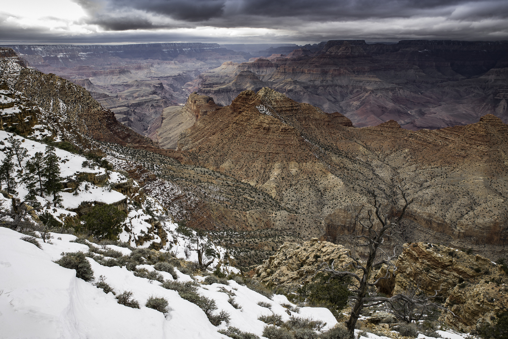 Dunkle Wolken über dem Grand Canyon