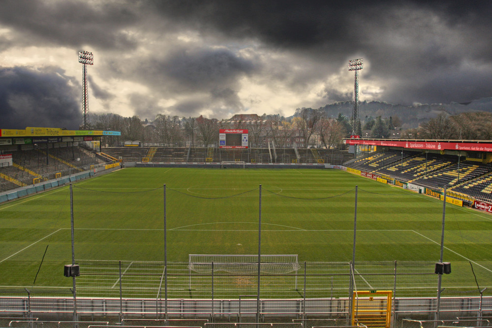 dunkle Wolken über dem "Hexenkessel" Aachener Tivoli