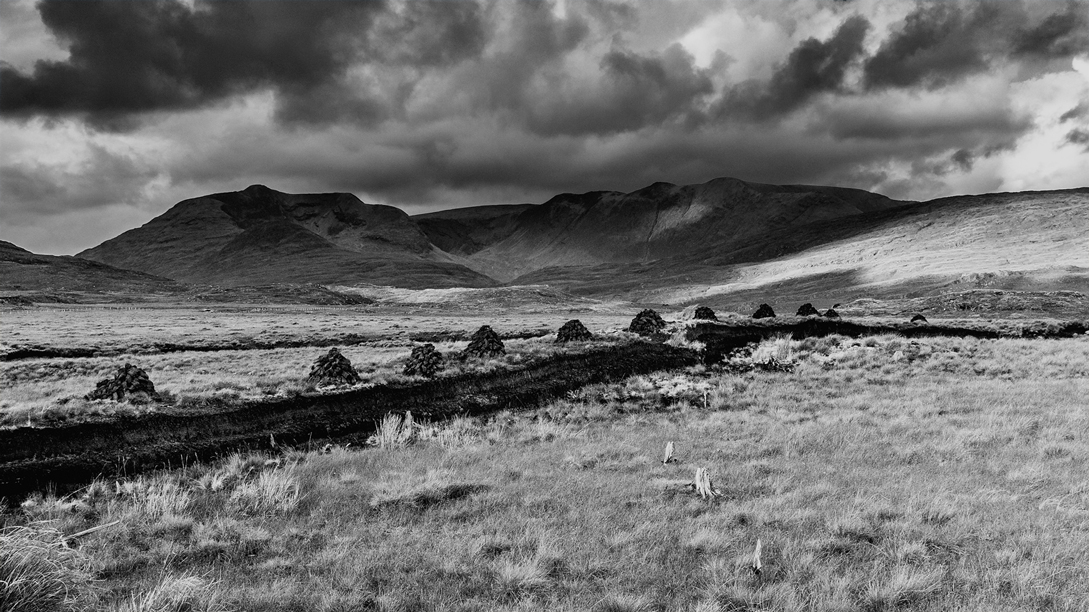 Dunkle Wolken über dem Hochmoor der Connemara Hills