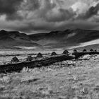 Dunkle Wolken über dem Hochmoor der Connemara Hills