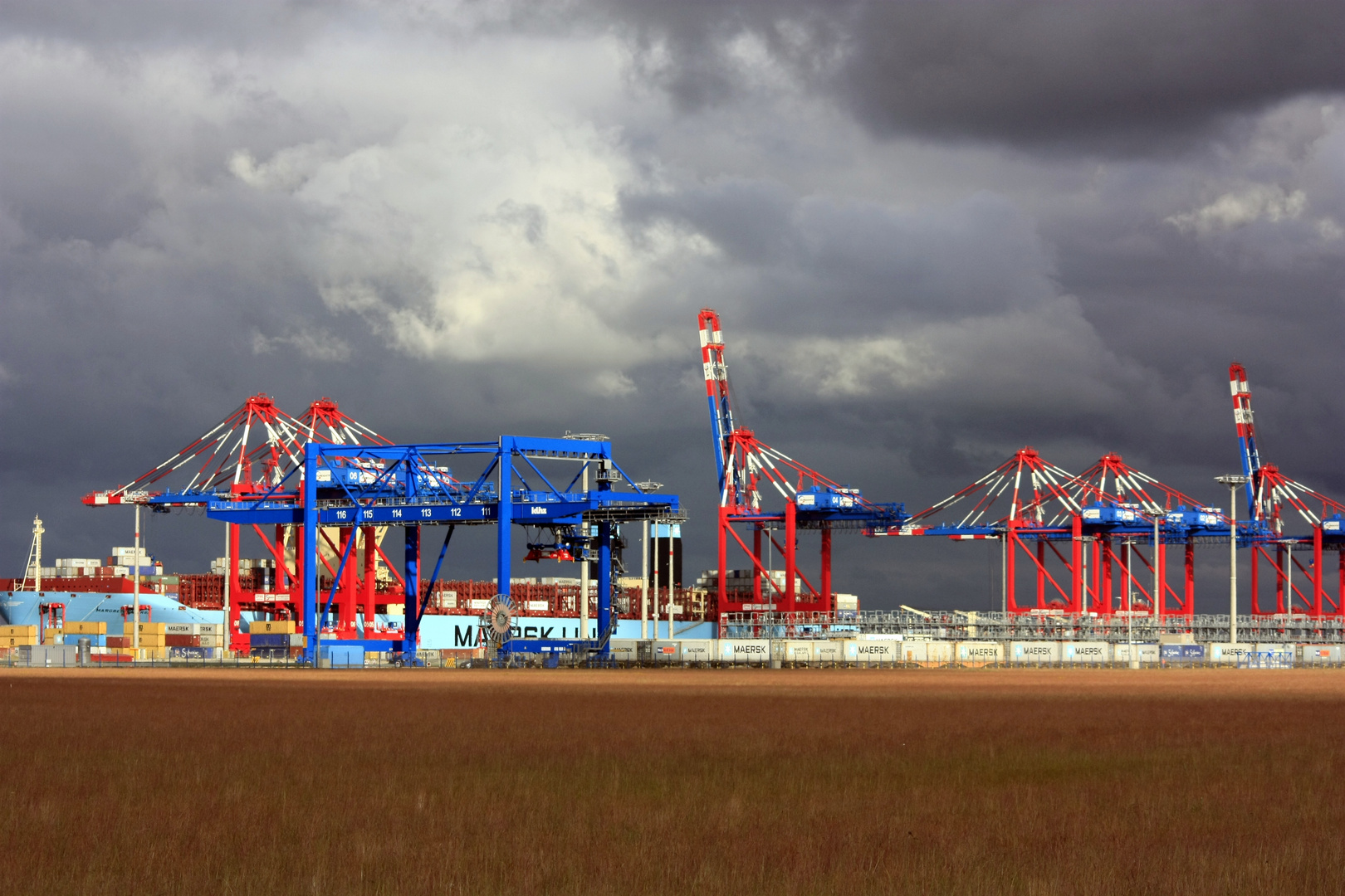 Dunkle Wolken über dem Jade- Weser- Port