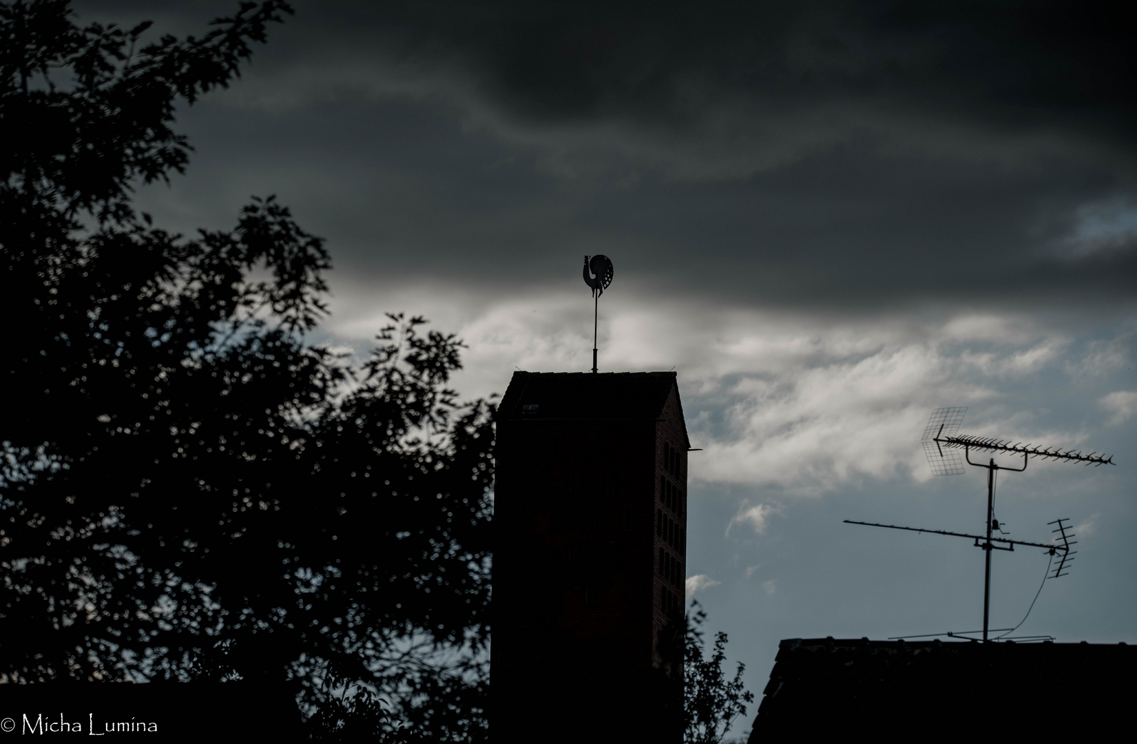 Dunkle Wolken über dem Kirchturm