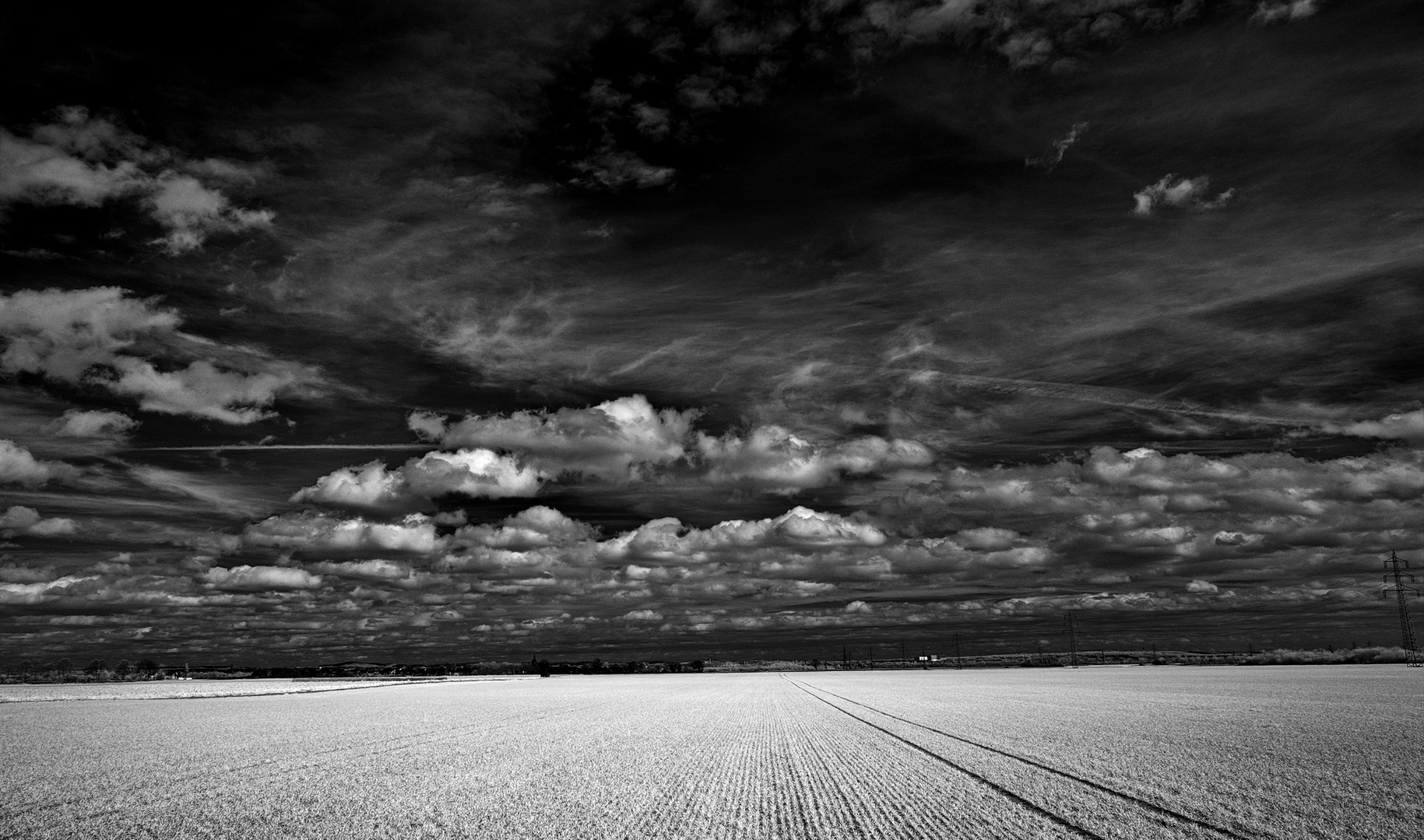 Dunkle Wolken über dem Land