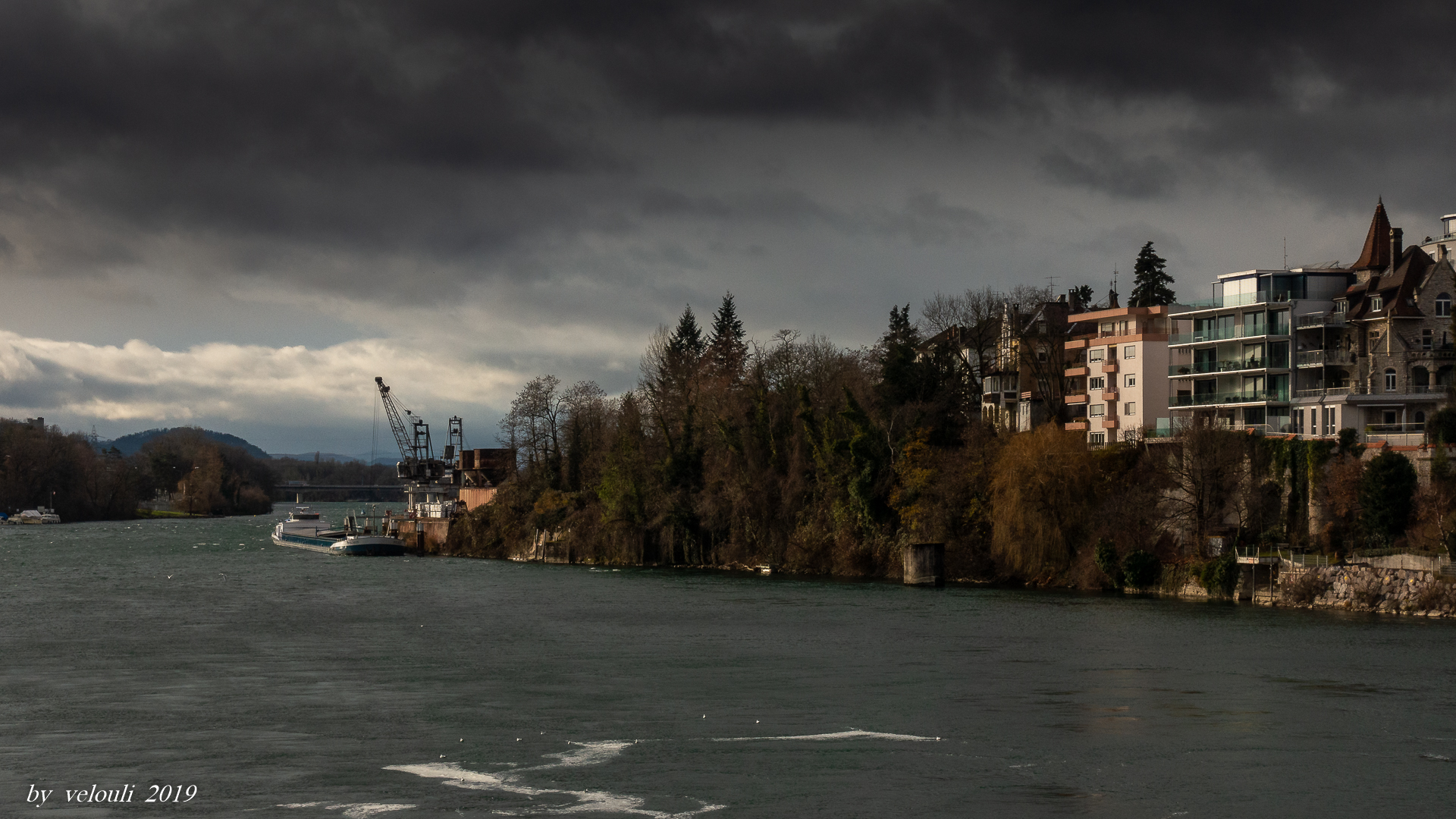 dunkle Wolken über dem letzten Rheinhafen