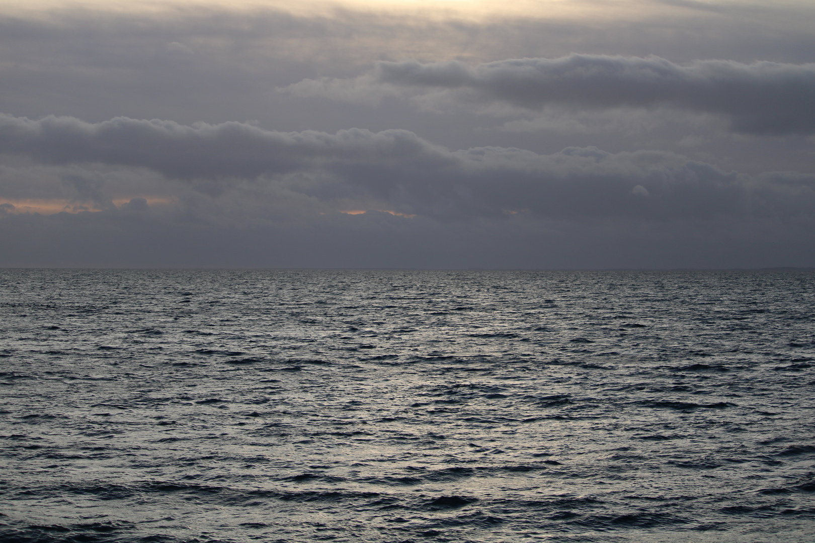 Dunkle Wolken über dem Meer