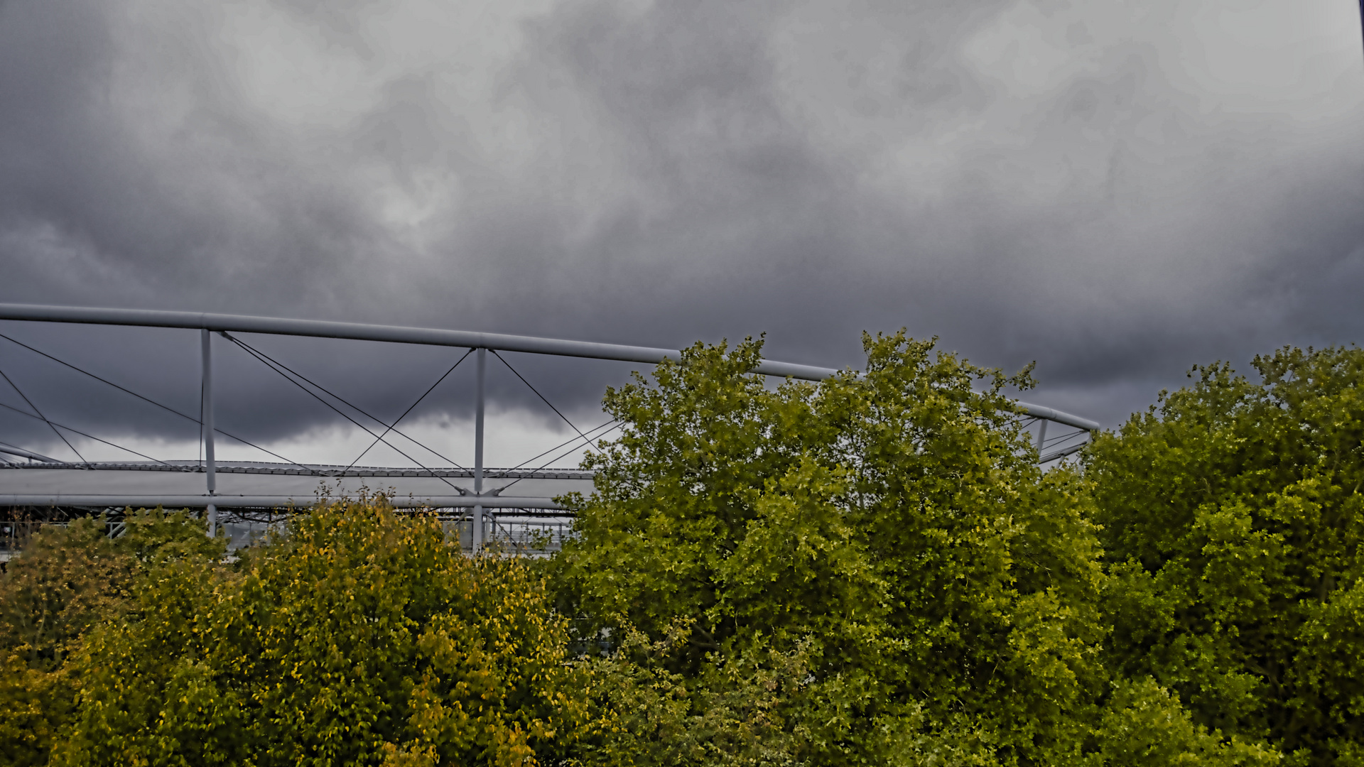 Dunkle Wolken über dem Niedersachsenstadion