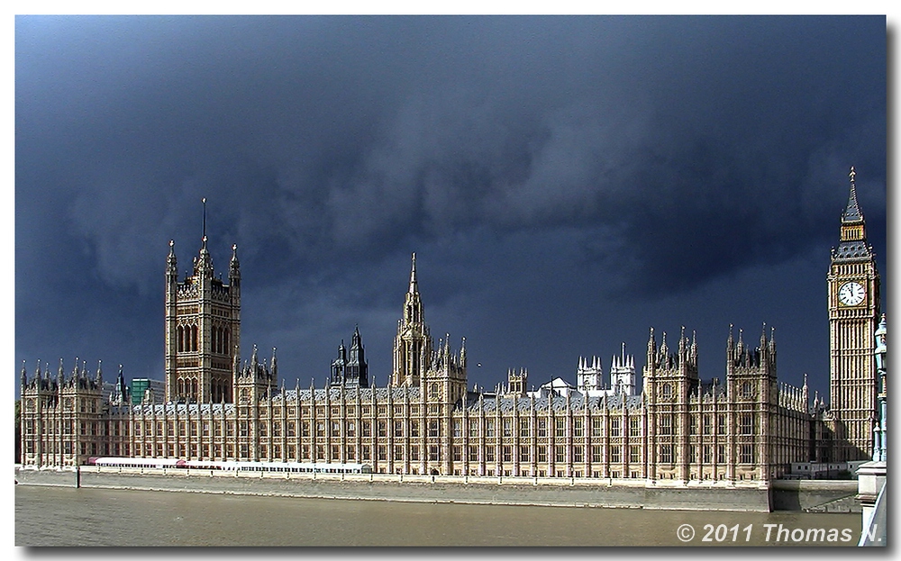 Dunkle Wolken über dem Parlament