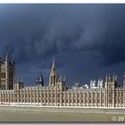 Dunkle Wolken über dem Parlament