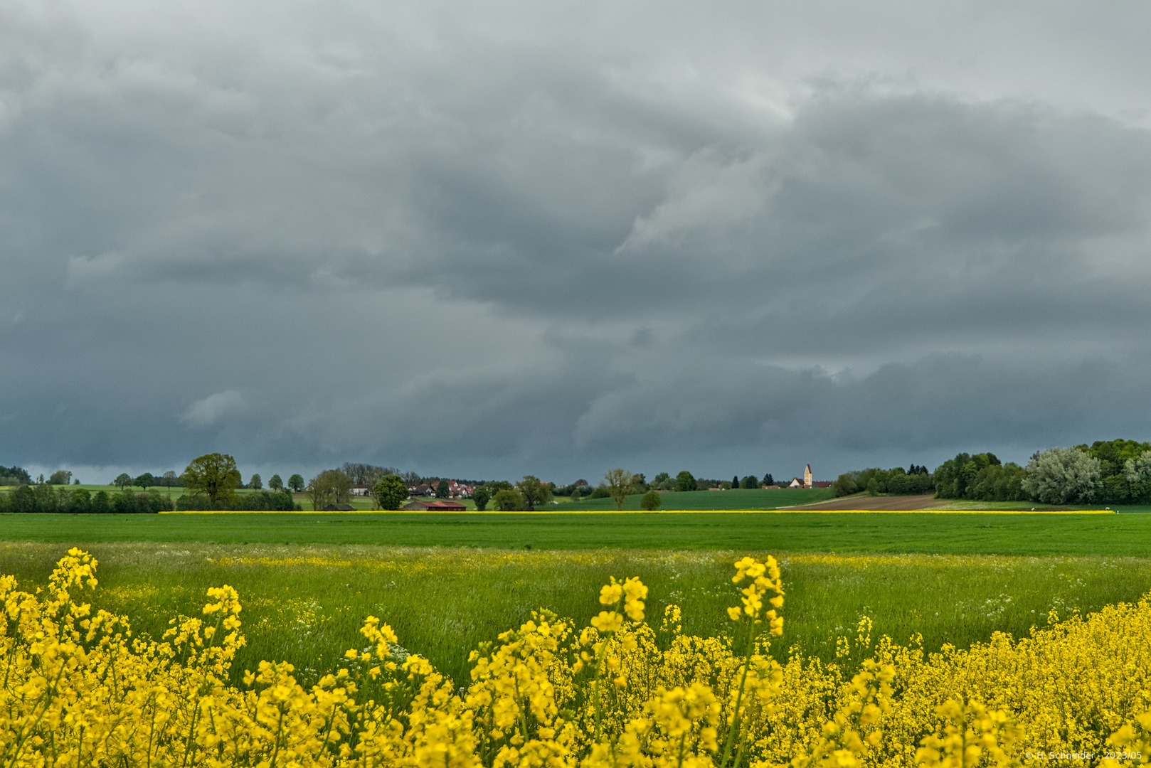 Dunkle Wolken über dem Raps