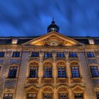 Dunkle Wolken über dem Rathaus Coburg