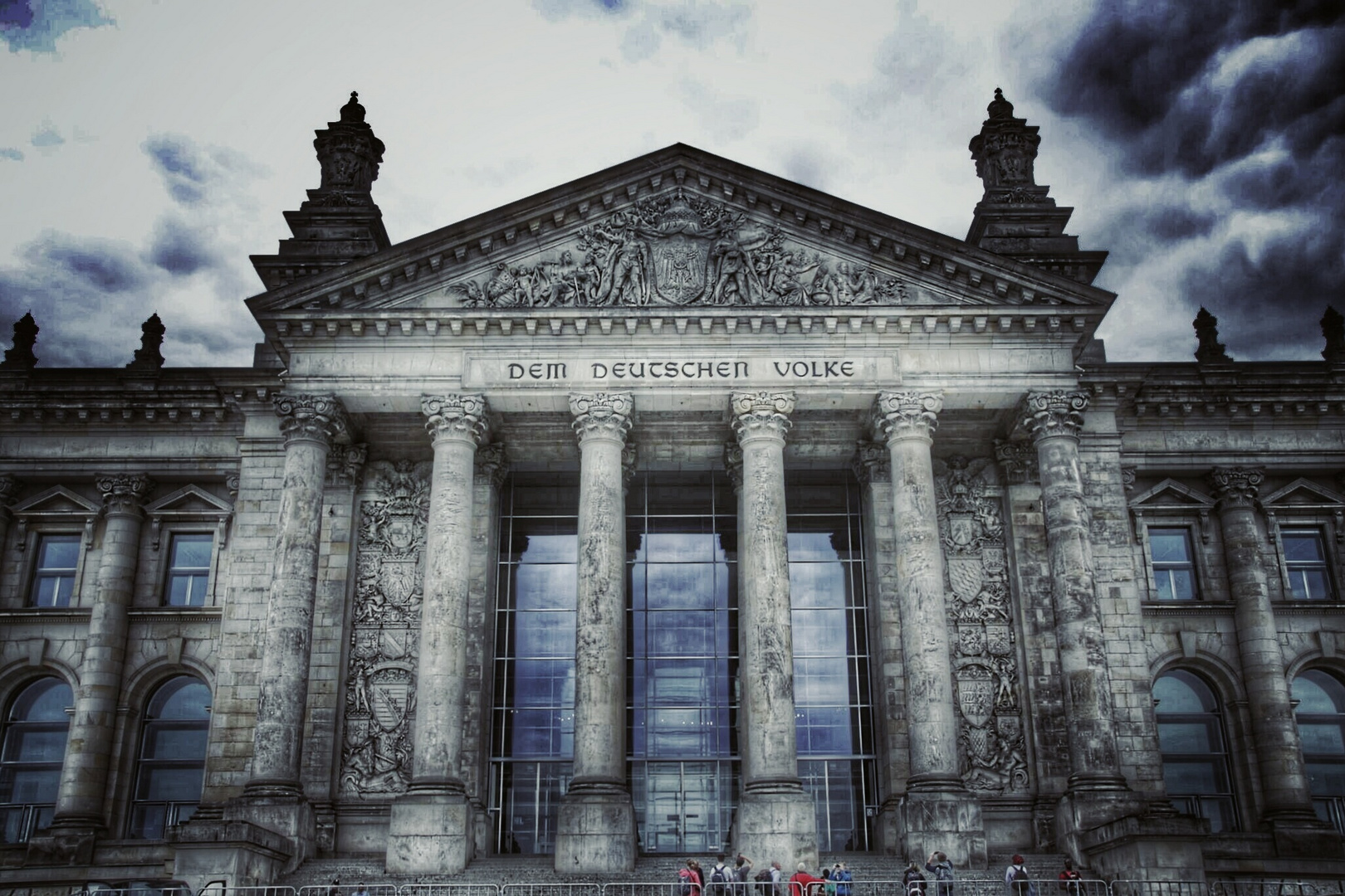 Dunkle Wolken über dem Reichstag