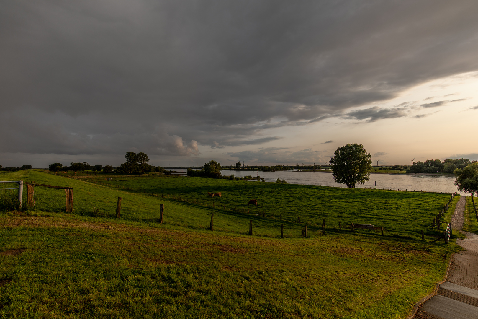 Dunkle Wolken über dem Rhein