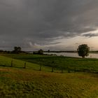 Dunkle Wolken über dem Rhein