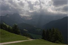 Dunkle Wolken über dem Rosengarten