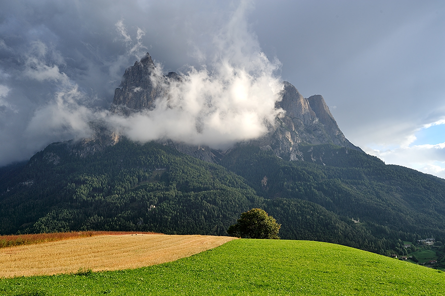 Dunkle Wolken über dem Schlern-Massiv