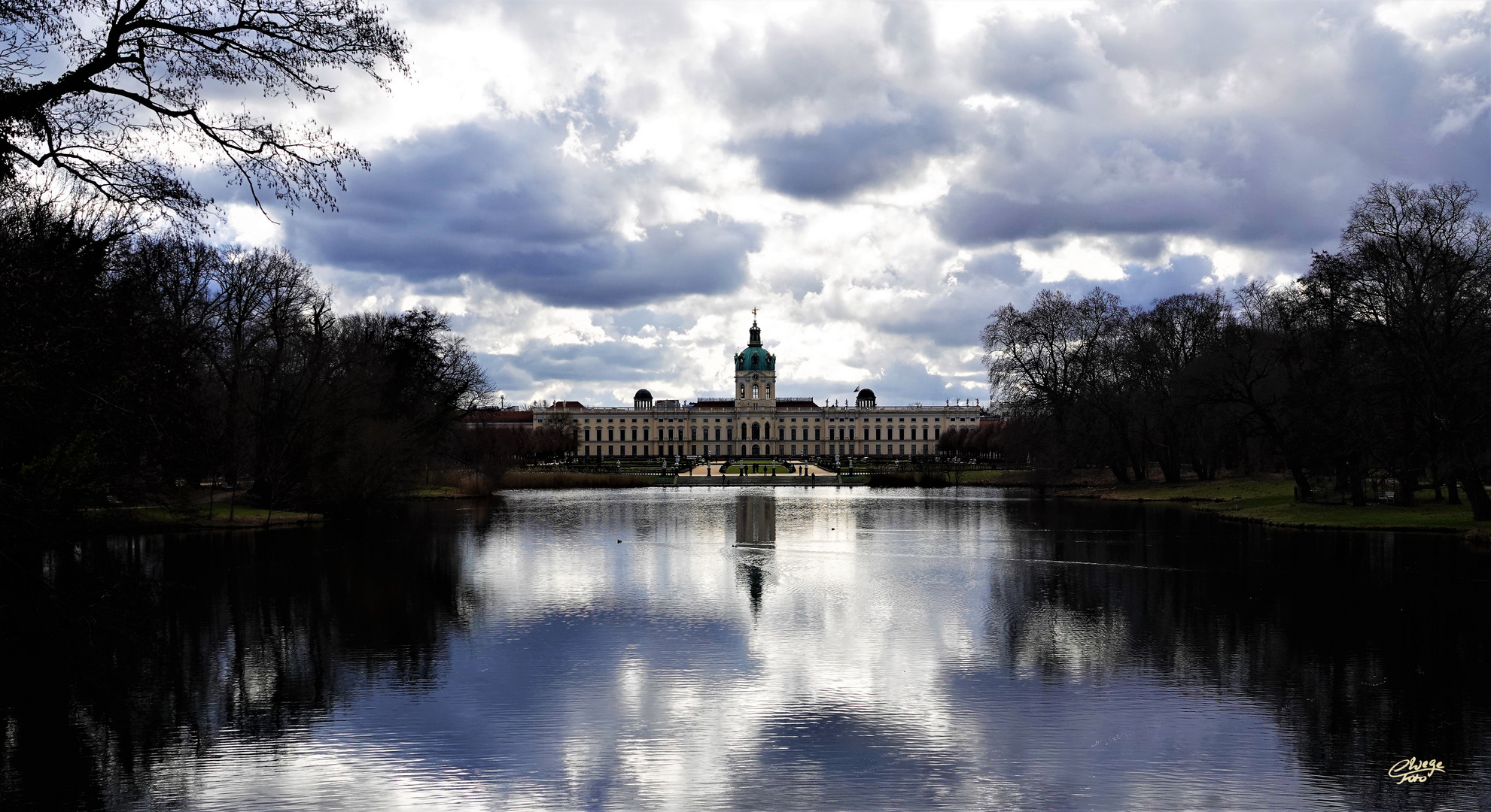 Dunkle Wolken über dem Schloss