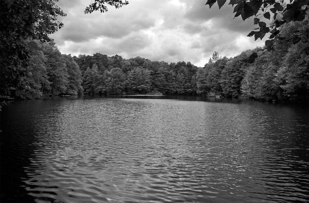 Dunkle Wolken über dem See